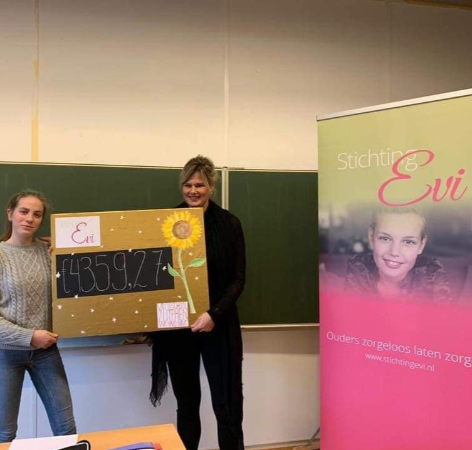 Uitreiking cheque Stichting Evi